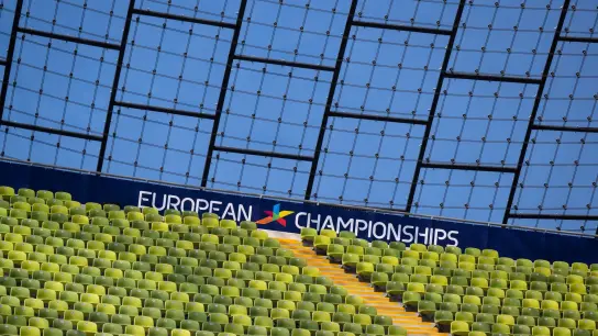 Das Logo und der Schriftzug „European Championships“ sind im Olympiastadion während des Aufbaus der Sportanlagen für die Wettkämpfe der Leichtathletik zu sehen. (Foto: Sven Hoppe/dpa/Bildarchiv)