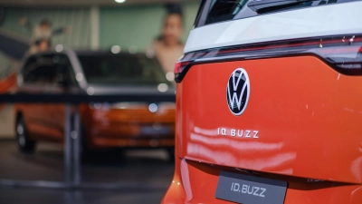 Ein elektrischer Volkswagen ID.Buzz wird während einer Präsentation vorgestellt. (Foto: Ole Spata/dpa)