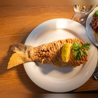 Das gebackene Karpfenfilet. Eines der Gerichte, für die der Landkreis bekannt und einzigartig ist, aufgenommen im Neustädter Gasthaus zur Sonne. (Foto: Andreas Riedel)