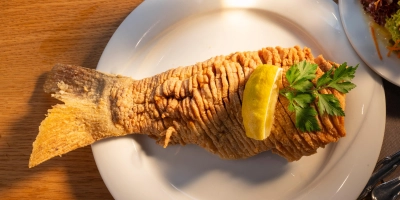 Das gebackene Karpfenfilet. Eines der Gerichte, für die der Landkreis bekannt und einzigartig ist, aufgenommen im Neustädter Gasthaus zur Sonne. (Foto: Andreas Riedel)