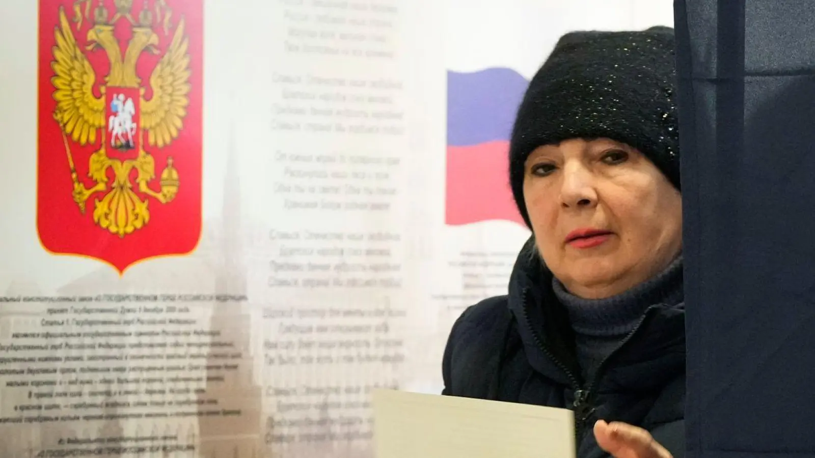 Stimmabgabe in einem Wahllokal in St. Petersburg. (Foto: Dmitri Lovetsky/AP)