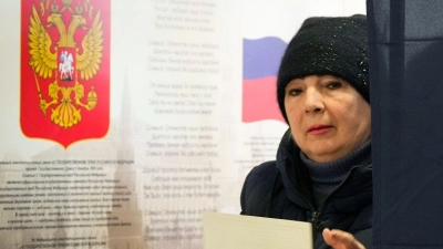 Stimmabgabe in einem Wahllokal in St. Petersburg. (Foto: Dmitri Lovetsky/AP)