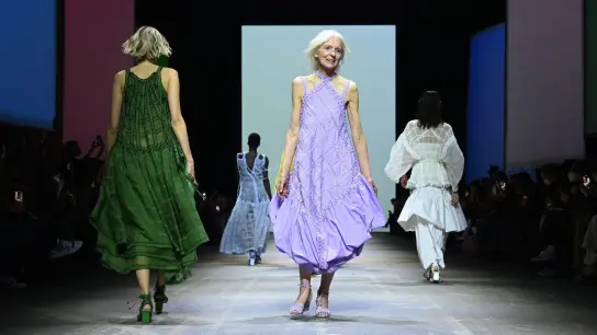 Zum Auftakt der Fashion Week zeigt die finnische Designerin Sofia Ilmonen ihre Kreationen. (Foto: Jens Kalaene/dpa-Zentralbild/dpa)