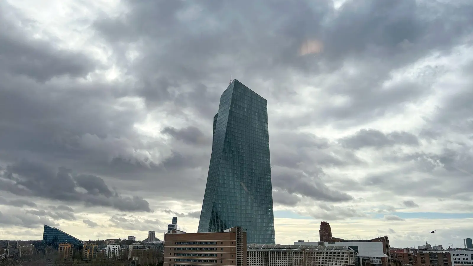 Die Europäische Zentralbank (EZB) unter dichten Wolken in Frankfurt am Main. (Foto: Boris Roessler/dpa)