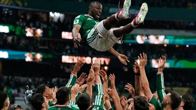 Mexikos Team feiert einen berauschenden WM-Abend. (Foto: Ricardo Mazalan/AP/dpa)