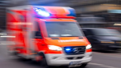 Die 16-Jährige wird schwer verletzt aus dem Auto in der Wertach geborgen. (Symbolbild)  (Foto: Monika Skolimowska/dpa)