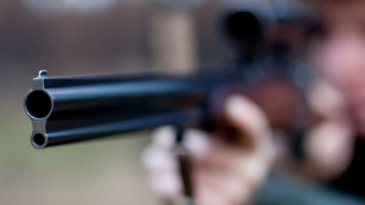 Ein Mann zielt mit einem Jagdgewehr. (Foto: Patrick Pleul/dpa-Zentralbild/dpa)