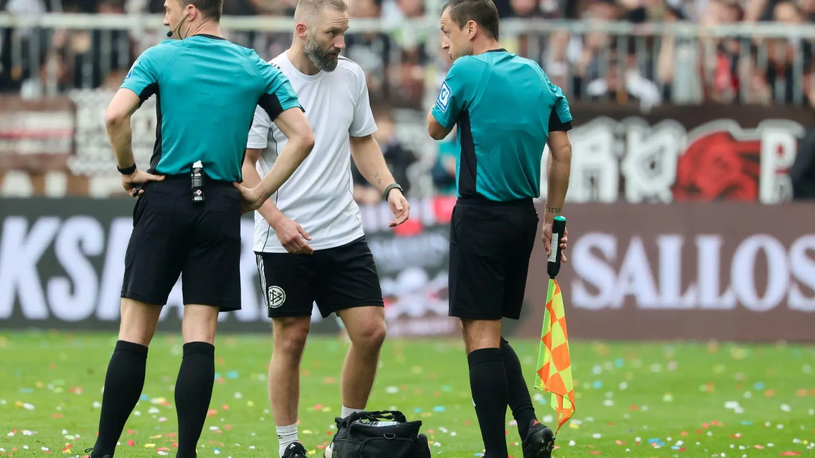 Musste verletzt ausgewechselt werden: Schiedsrichter-Assistent Christian Dietz (r). (Foto: Frank Molter/dpa)