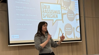 Carina Lang, Bildungsreferentin bei der KEB Bamberg, gab den Workshop-Teilnehmenden Tipps, wie sie auf Alltagsrassismus reagieren können.  (Foto: Philipp Warausch)