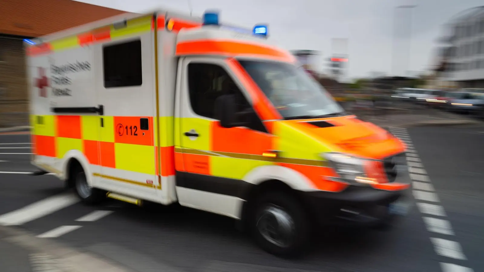 Der Radfahrer kam mit einem schweren Schädelhirntrauma in ein Krankenhaus. (Symbolbild) (Foto: Nicolas Armer/dpa)