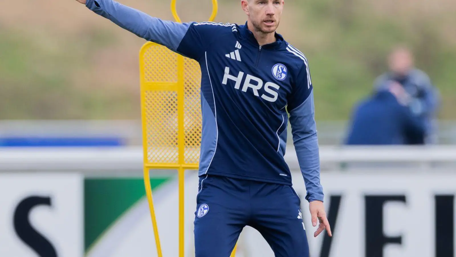 Edin Dzekos erstes Training auf Schalke lockt über 1.000 Fans an. (Foto: Rolf Vennenbernd/dpa)