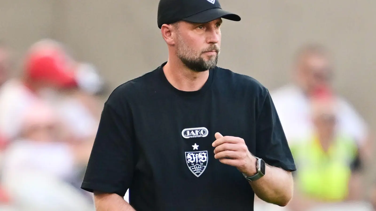 Am Samstag treffen der VfB und Trainer Hoeneß auf die Bayern. (Foto: Bernd Weißbrod/dpa)
