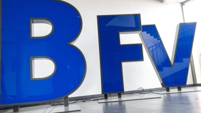 Der BFV setzt auf verschiedene Maßnahmen nach einer Todesdrohung gegen einen zwölf Jahre alten Schiedsrichter. (Archivbild) (Foto: Peter Kneffel/dpa)