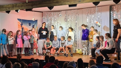 Die Theatergruppe Oestheim brachte Schule damals, heute und in der Zukunft auf die Bühne – im Dialekt. (Foto: Margit Schwandt)