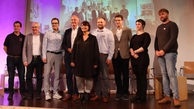 Eingerahmt von den beiden KJR-Kreisvorsitzenden Thomas Struller (li.) und Sascha Lagemann (re.) stellten sich Moderatorin Miriam Zöllich (Mitte) und die Kandidaten (von links) Helmut Schnotz, Harald Dösel, Wolfgang Hauber, Philipp Hörber, Dr. Thomas Kestler und Nadja Gschwendtner am Ende zum Gruppenfoto auf. (Foto: KJR/Beatrix Friedsmann)