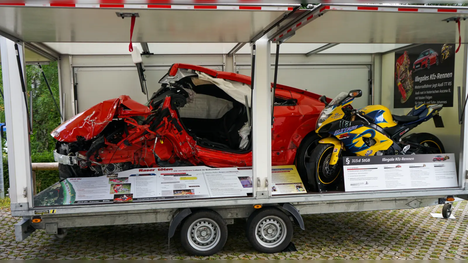 Völlig deformiert wurde dieser Audi 2017 bei einem illegalen Autorennen in Niederbayern. Nun dient er als Abschreckungsobjekt. (Foto: Polizei)