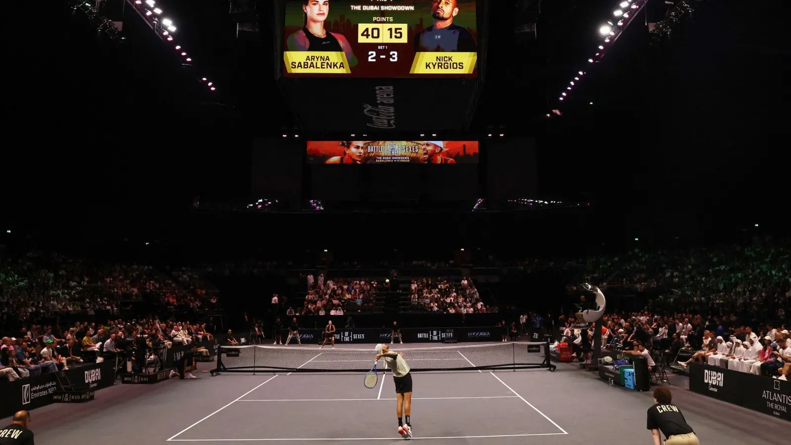 Nick Kyrgios beim Aufschlag im Battle of the Sexes gegen Aryna Sabalenka. (Foto: Amr Alfiky/Reuters/Getty Images Europe/Pool/dpa)