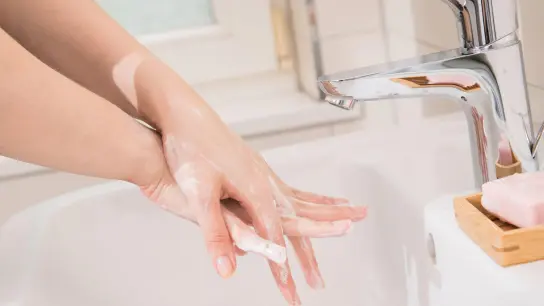 Häufiges Händewaschen: Ist es noch eine Marotte oder schon eine Zwangshandlung - ein Therapeut kann dabei helfen, diese Frage zu beantworten. (Foto: Christin Klose/dpa-tmn)