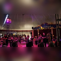 Feurige Show: Der Schulzirkus an der Grundschule in Heilsbronn förderte den Teamgeist und bot ein buntes Wochen-Finale in der Manege. (Foto: Wolfgang Grebenhof)