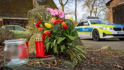 Blumen und Kerzen stehen vor einem Haus in Westervesede in der Gemeinde Scheeßel, in dem ein Mann geschossen haben soll. (Foto: Focke Strangmann/dpa)