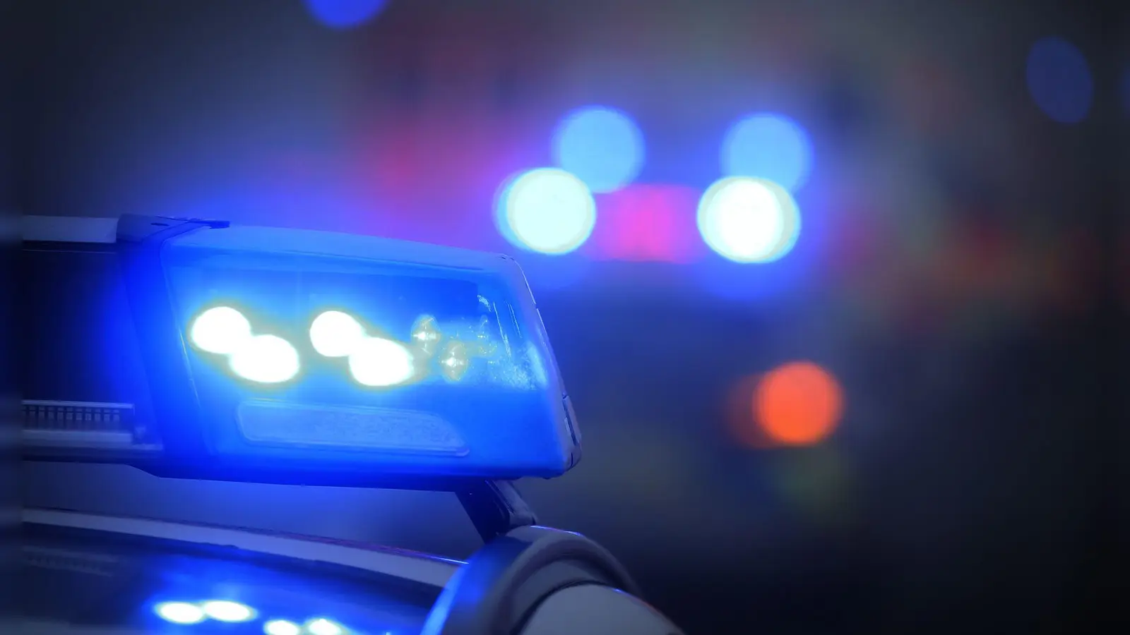 Im Landkreis Rosenheim starb ein Mann bei einem Verkehrsunfall. (Symbolbild) (Foto: Karl-Josef Hildenbrand/dpa)