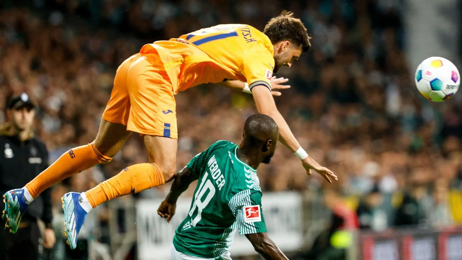 Hoffenheims Florian Grillitsch (l) und Bremens Naby Keita kämpfen um den Ball. (Foto: Axel Heimken/dpa)