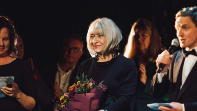 Die Holocaust-Überlebende Elzbieta Ficowska (Mitte) hält Blumen nach einer Vorstellung des Musicals „Irena“. (Foto: Karpati & Zarewicz/dpa)