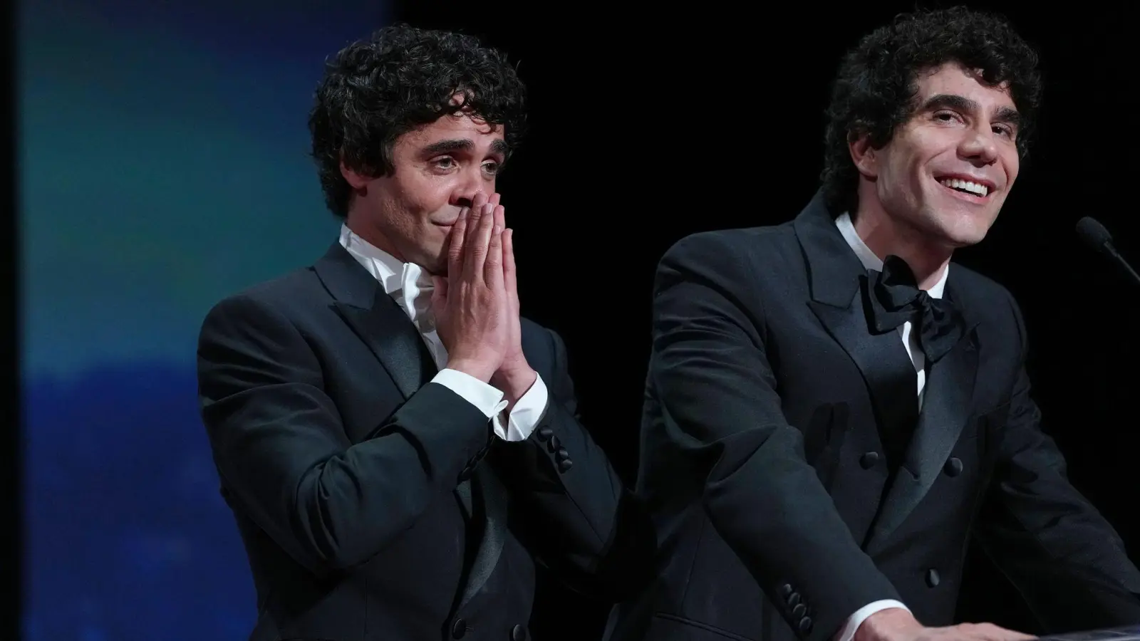 Ihr Film gewann in Toronto. Bei der Preisverleihung waren die beiden nicht. Hier sieht man Javier Ambrossi (l) und Javier Calvo in Cannes.  (Foto: Andreea Alexandru/Invision/AP/dpa)