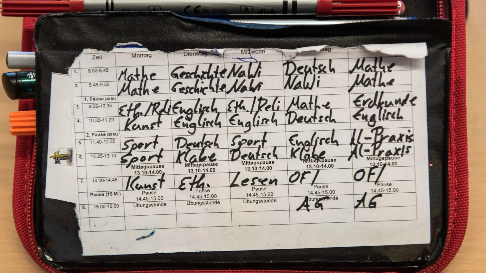 Wie der Stundenplan in der fünften Klasse aussieht, hängt von der Schulform ab - und die wiederum vom Übertrittszeugnis. (Symbolbild) (Foto: picture alliance / Andreas Arnold/dpa)