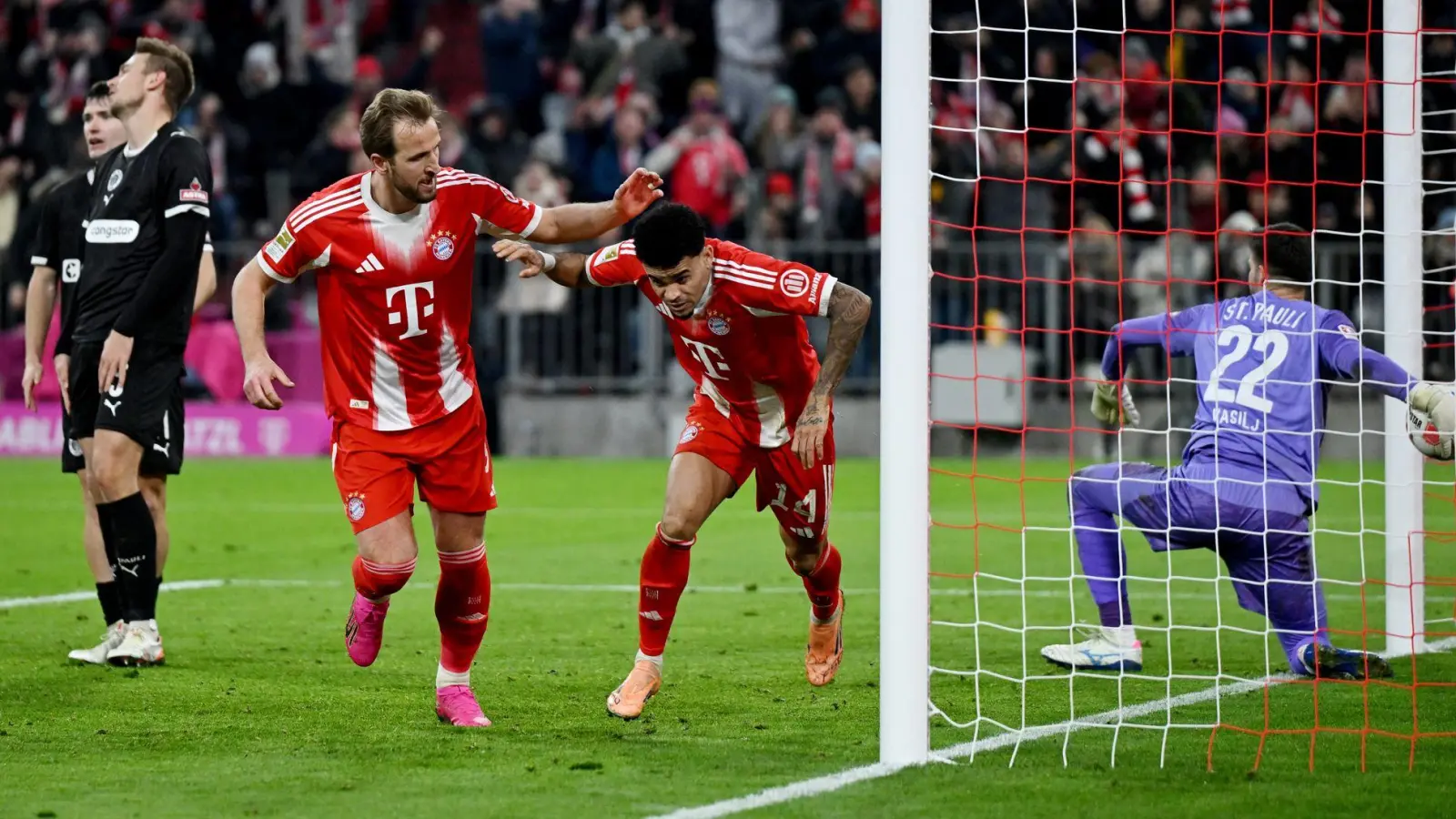 Luis Díaz (M) wird zum Münchner Matchwinner. (Foto: Sven Hoppe/dpa)