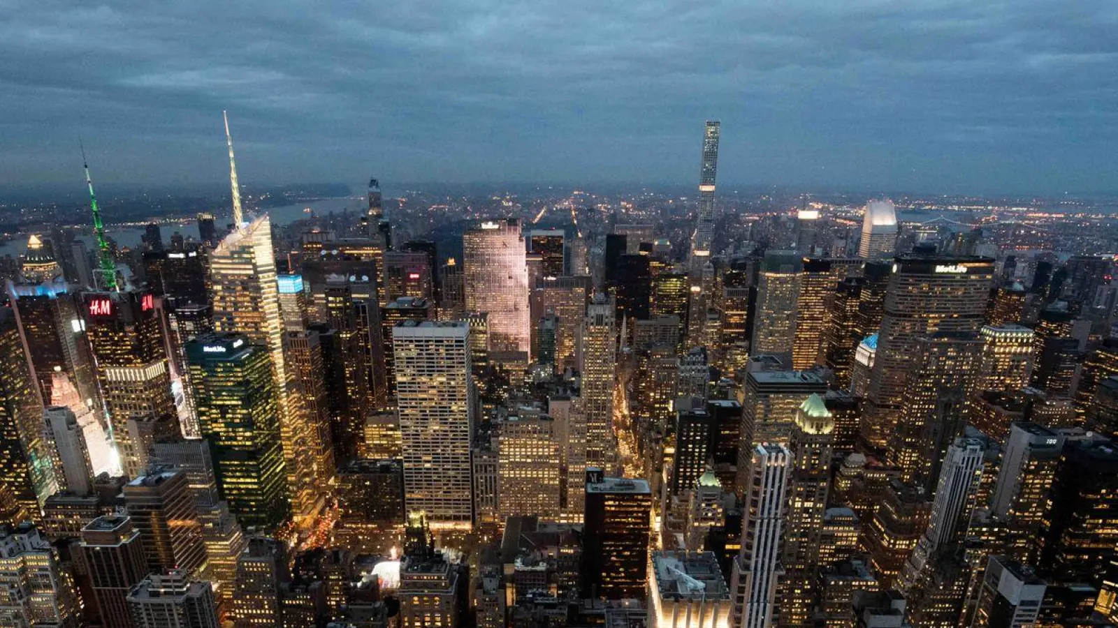 Blick auf die Skyline von Manhattan mit ihren vielen Bürotürmen. (Foto: Gregor Fischer/dpa/Symbolbild)