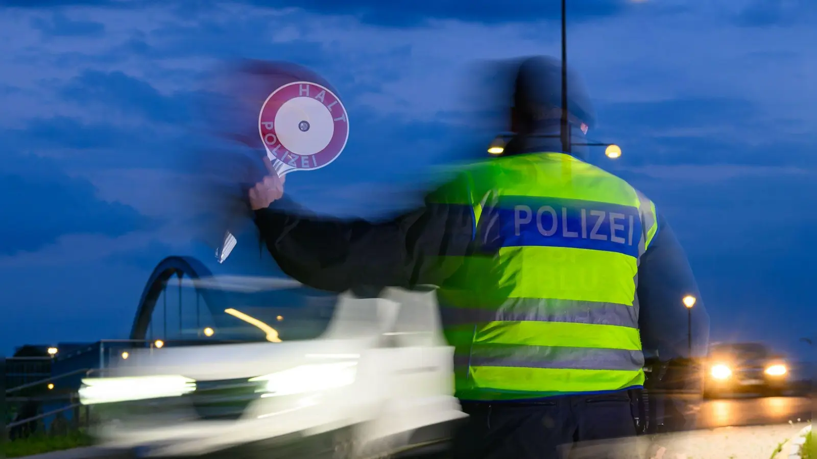 Die Bundesregierung hält an Zurückweisungen von Asylsuchenden an Grenzen fest. Doch zwischen den Koalitionspartnern Union und SPD droht bei dem Thema ein Streit. (Archivbild) (Foto: Patrick Pleul/dpa)