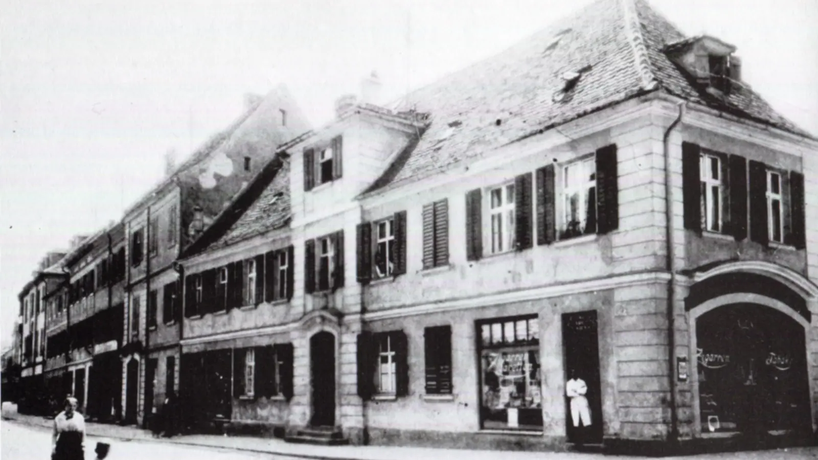 Bei Ceslanski in der Maximilianstraße gibt es 1923 nicht nur Tabakwaren, sondern auch Eintrittskarten für das nahe Apollo-Theater. Der Begriff „Ceslanski-Eck“ ist vielen Ansbachern noch geläufig. (Repro: Alexander Biernoth)