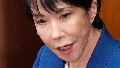 Japans erste Regierungschefin Takaichi hebt den Verteidigungsetat schneller an als bislang geplant.  (Foto: Eugene Hoshiko/AP/dpa)