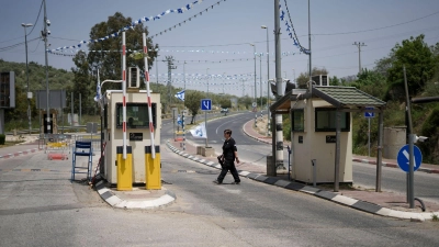 Israelisches Wachpersonal sichert den Eingang zur jüdischen Siedlung Ariel im Westjordanland.  Nach dem Anschlag auf einen Wachmann gab es zwei Festnahmen. (Foto: Ariel Schalit/AP/dpa)