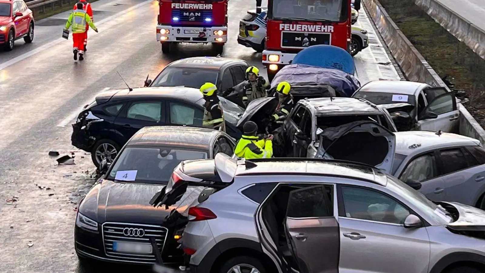 Mehrere Fahrzeuge stehen nach einer Massenkarambolage an der Unfallstelle. (Foto: Merzbach/News5/dpa)