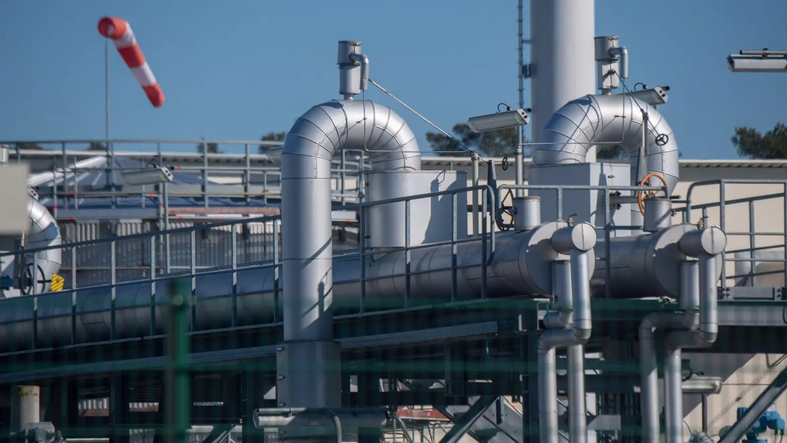 Rohrsysteme und Absperrvorrichtungen in der Gasempfangsstation der Ostseepipeline Nord Stream 1 in Lubmin. (Foto: Stefan Sauer/dpa)