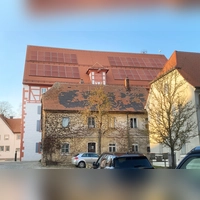 Noch nicht alltäglich: Photovoltaikmodule auf denkmalgeschützten Gebäuden. So wie in dieser Visualisierung soll die geplante Anlage auf dem Alten Landgericht in Leutershausen aussehen. (Foto: Stadtverwaltung)