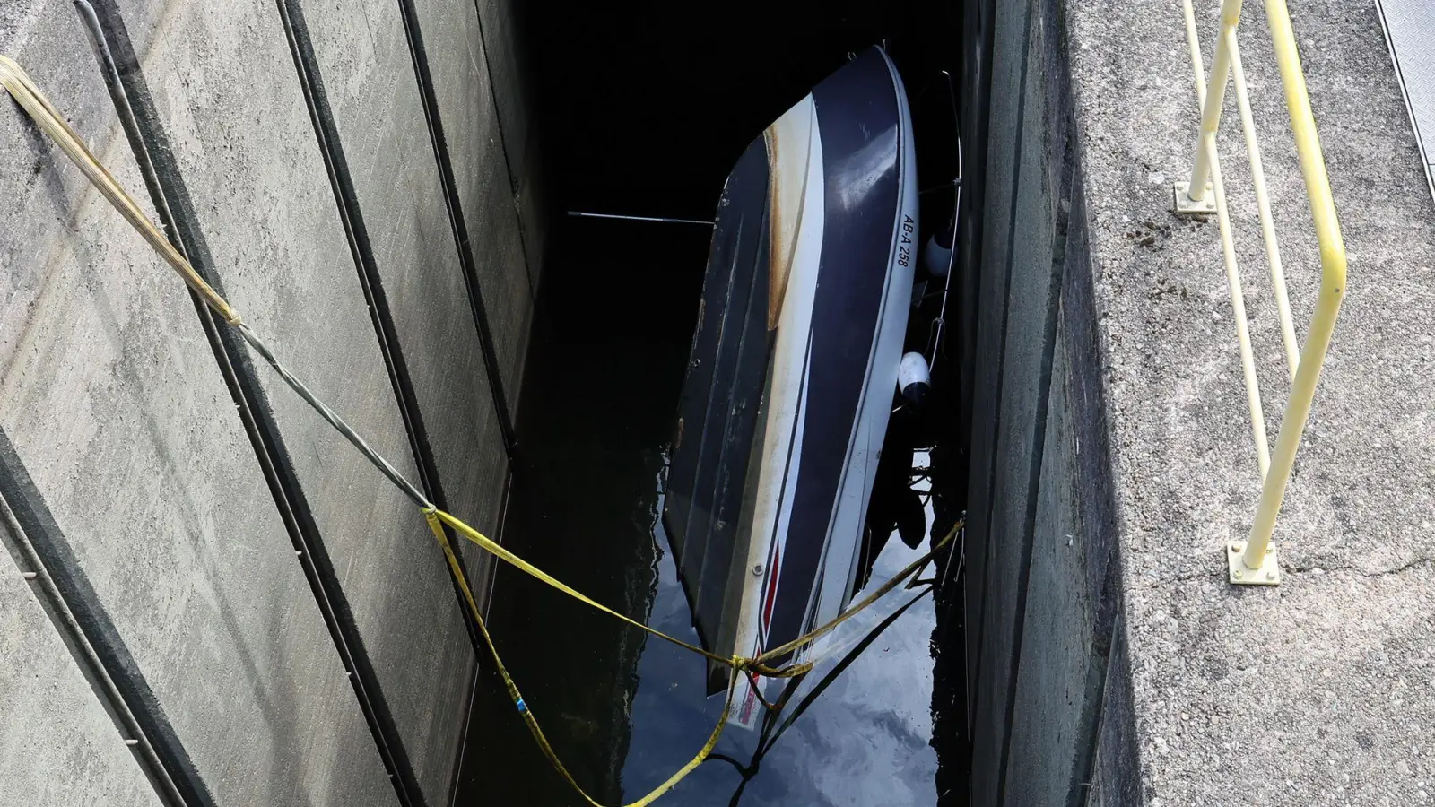 Versuche der Feuerwehr, das Boot zu bergen, blieben laut Polizei zunächst ohne Erfolg. (Foto Handout) (Foto: Ralf Hettler/dpa)