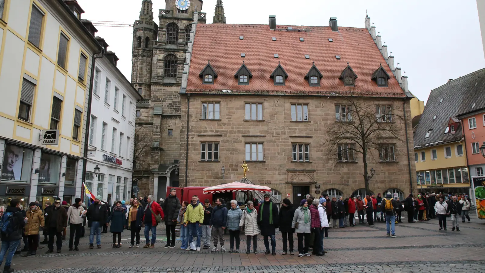 Die Menschenkette zog sich rund ums Ansbacher Stadthaus. (Foto: Alexander Biernoth)