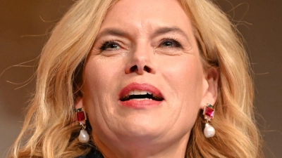 Bundestagspräsidentin Julia Klöckner hielt in Berlin eine Laudatio auf die Streetworkerin Sabine Constabel, die sich gegen Prostitution engagiert. (Foto: Elisa Schu/dpa)