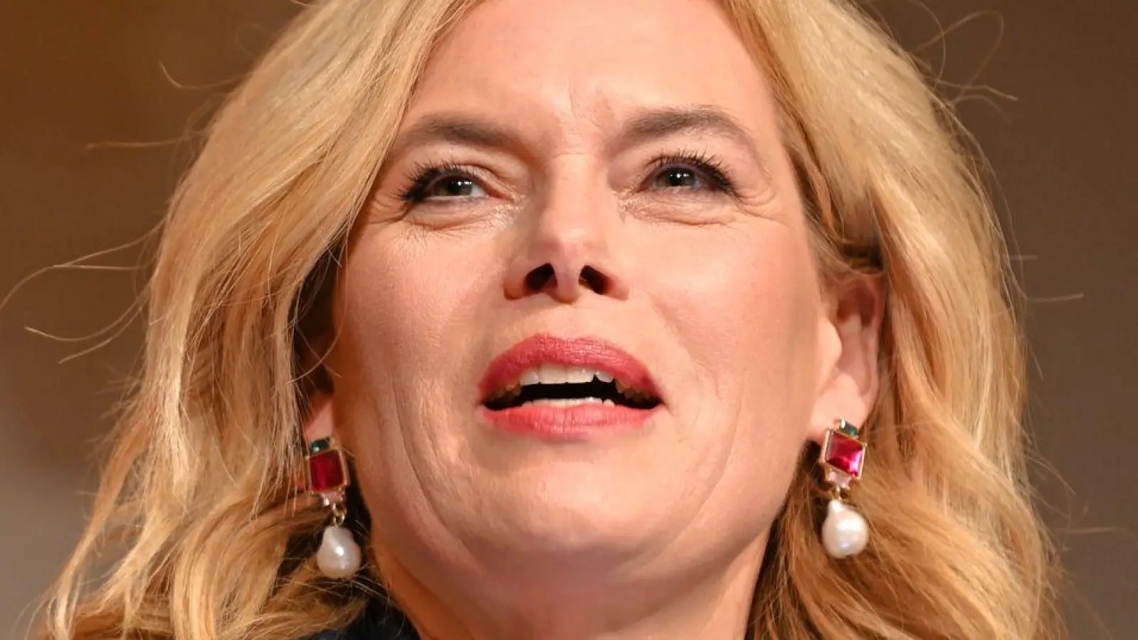 Bundestagspräsidentin Julia Klöckner hielt in Berlin eine Laudatio auf die Streetworkerin Sabine Constabel, die sich gegen Prostitution engagiert. (Foto: Elisa Schu/dpa)