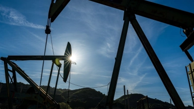 Ölpreis steigt deutlich. (Archivbild) (Foto: Nic Coury/AP/dpa)