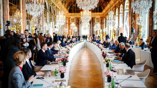 Die Staats- und Regierungschefs der Europäischen Union EU beraten bei einem informellen zweitägigen Tagung im Schloss von Versailles über den russischen Angriffskrieg. (Foto: Kay Nietfeld/dpa)