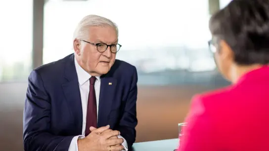 Bundespräsident Frank-Walter Steinmeier in einem Interview der Sendung „Berlin direkt - Sommerinterviews“. (Foto: Thomas Kierok/ZDF/dpa)