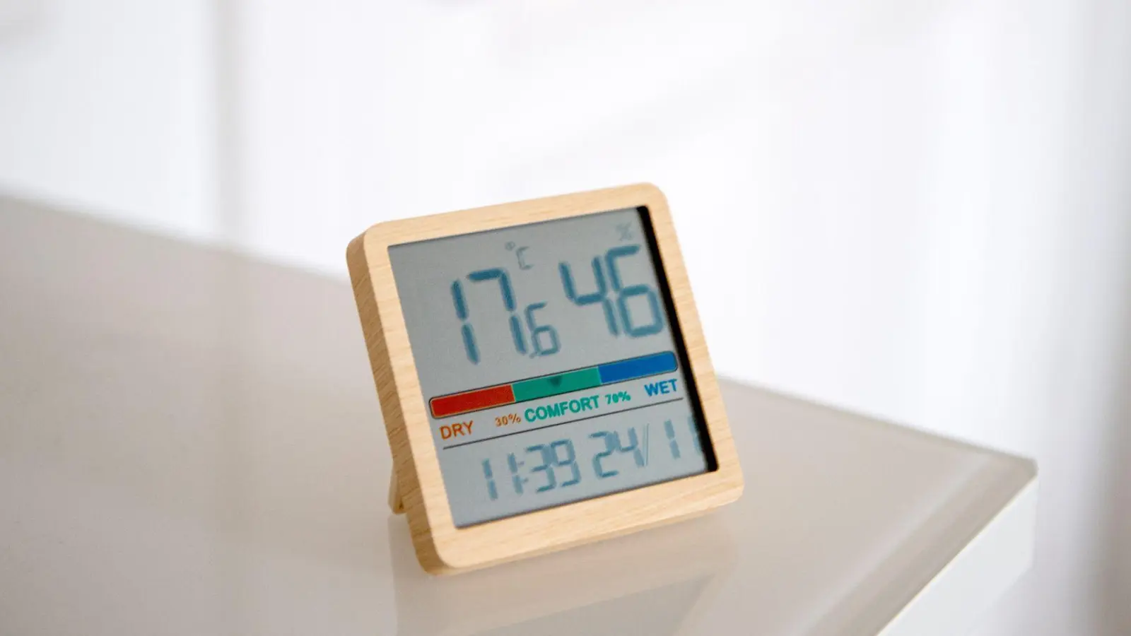 Mit einem Hygrometer lässt sich die Luftfeuchtigkeit messen. Vor Wänden und Co. sollte sie nicht zu lange über 50 Prozent liegen.  (Foto: Zacharie Scheurer/dpa-tmn)