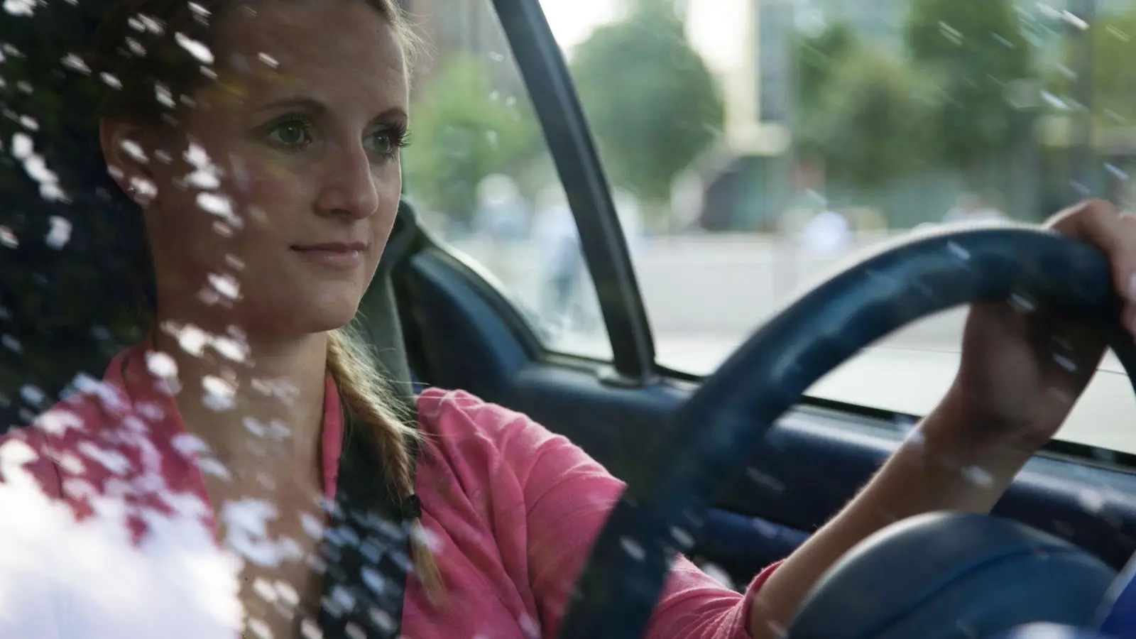 Tempolimits und Alkoholgrenzen: In vielen Urlaubsländern gelten für junge Fahrer sowie Fahranfänger andere Regeln als in Deutschland. (Foto: Christin Klose/dpa-tmn)