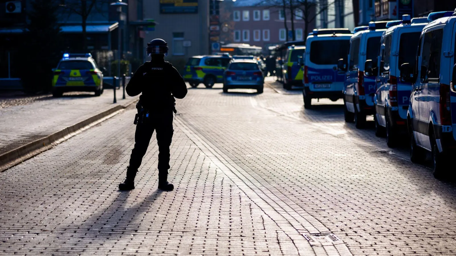 Die Polizei war angesichts der Bedrohungslage in einem Jobcenter in Lehrte mit einem Großaufgebot im Einsatz. (Foto: Moritz Frankenberg/dpa)