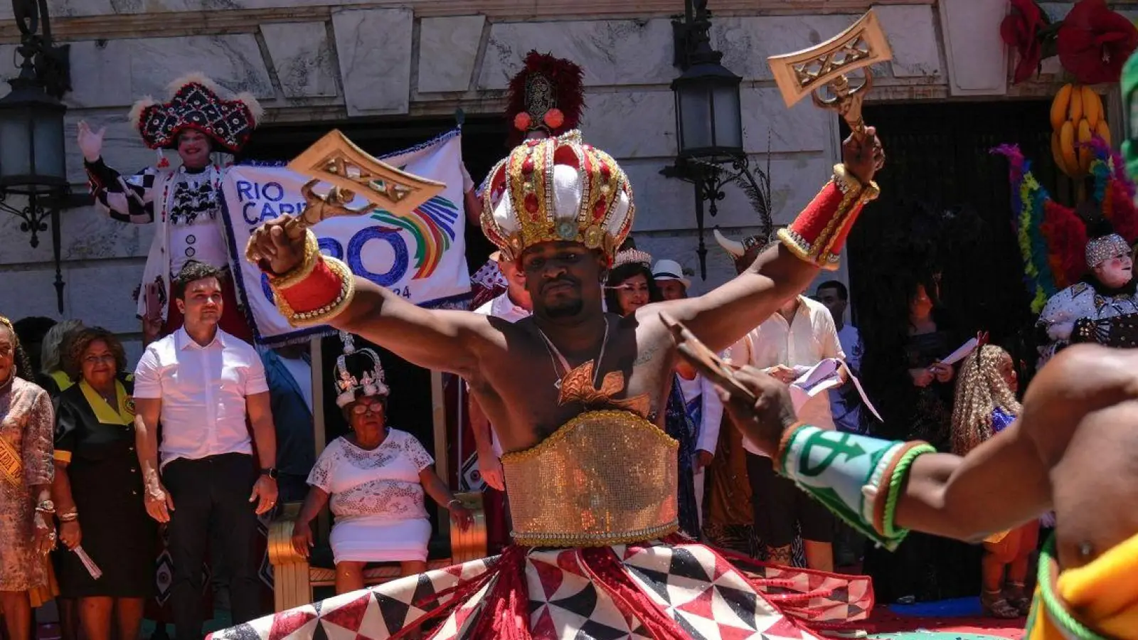 In Rio de Janeiro sorgen dutzende Karnevalsgruppen für gute Stimmung in der Stadt. (Foto: Silvia Izquierdo/AP/dpa)