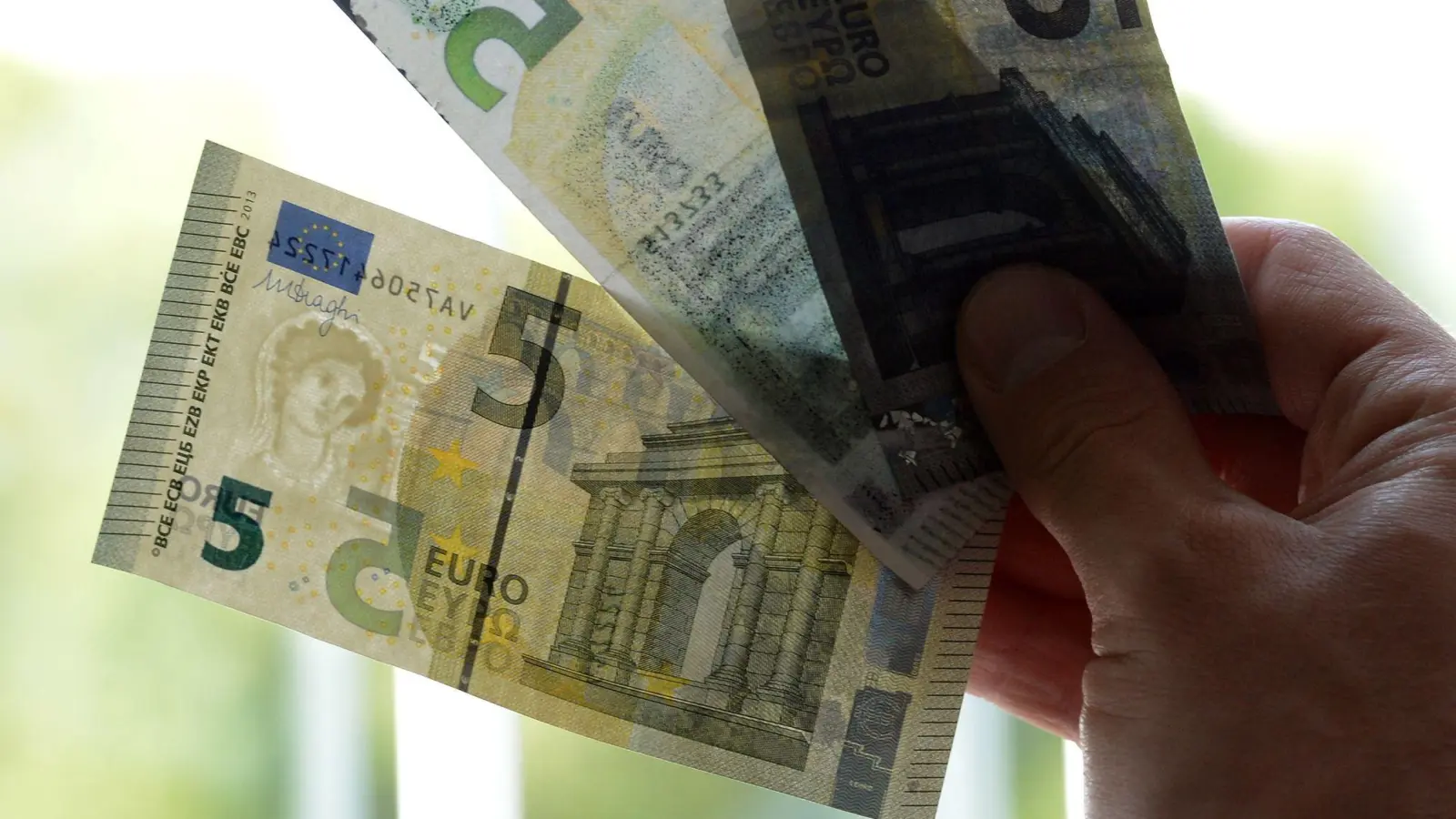 Kippen, sehen, fühlen: Dann entdeckt man auch den falschen Fünfer in der Mitte. (Foto: Roland Holschneider/dpa/dpa-tmn)